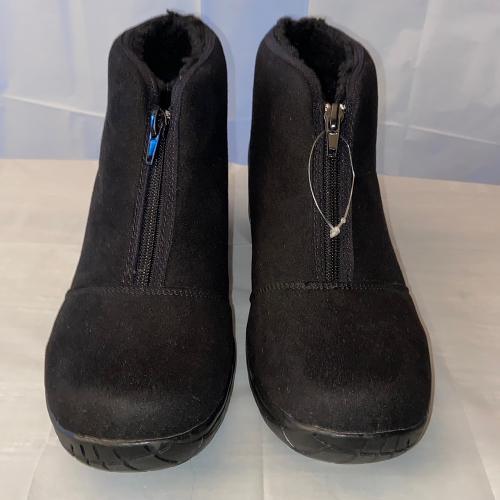 New 9.5 Black Boots